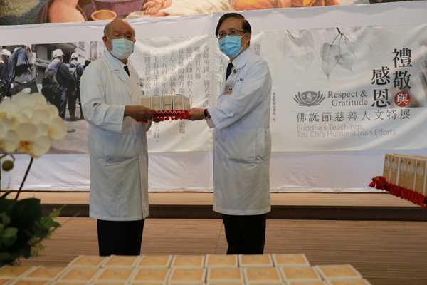 中區榮董團隊護持同仁健康 「淨思本草滴露」贈台中慈院
