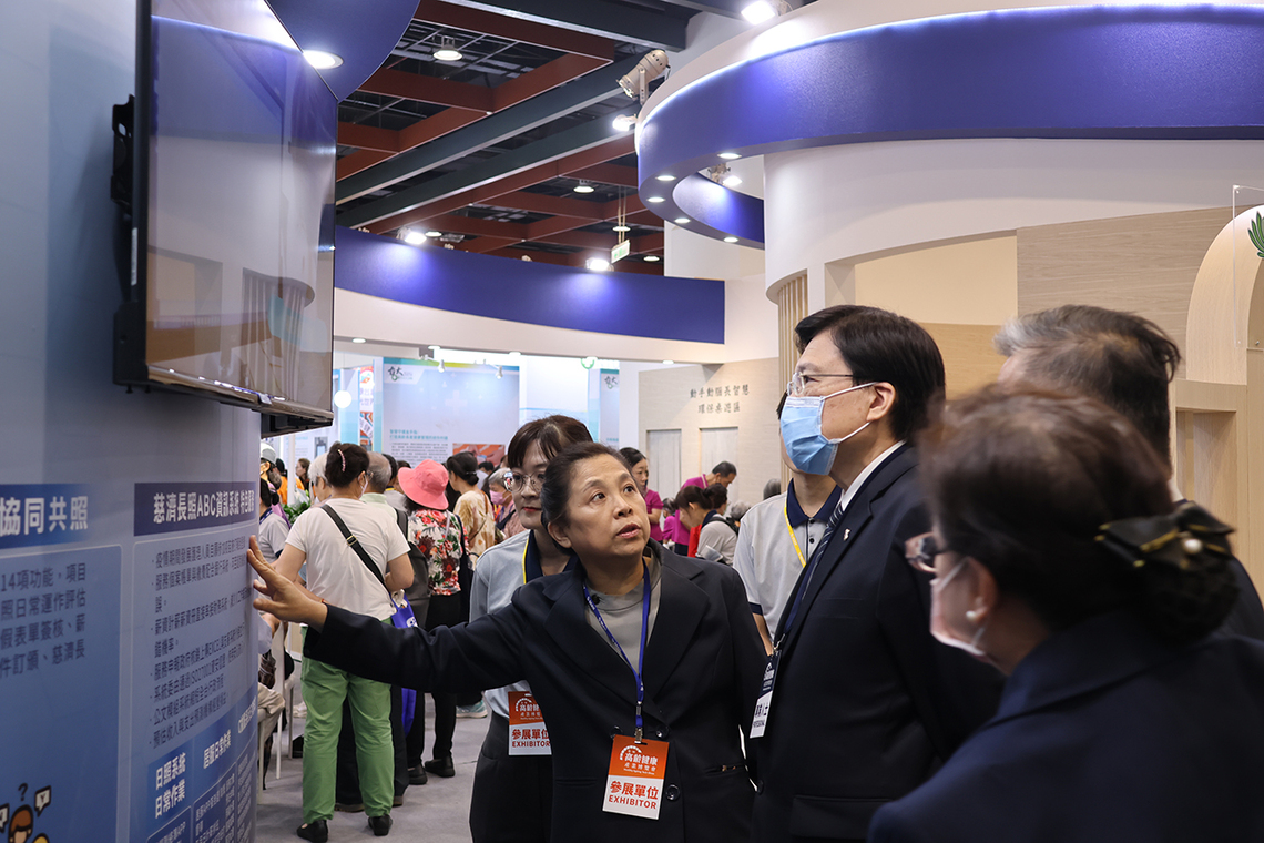 台北慈濟醫院趙有誠院長蒞臨展區，莊淑婷副召集人導覽介紹獲獎的880健康管理照護系統。