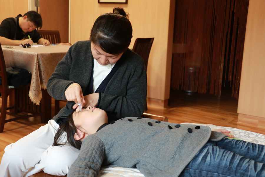 春節護眼防線 近視控制勿放鬆 點藥姿勢照步來