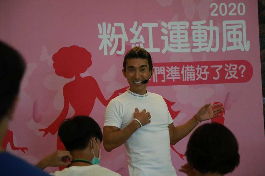 潘若迪帶領運動 點亮臺中慈濟醫院乳癌防治月