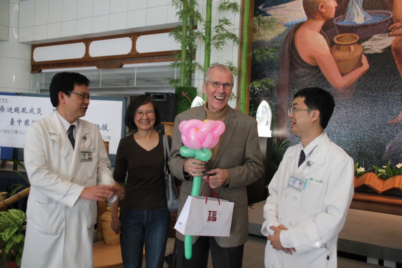 攝護腺肥大致腎病變 團隊搶救生命 美籍潭子女婿盛讚臺灣醫療一級棒！