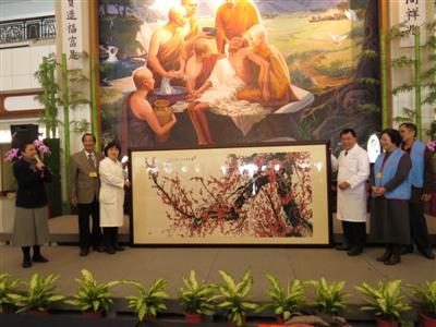 車禍意外發現腎功能出問題 書畫家病情好轉贈畫謝醫護