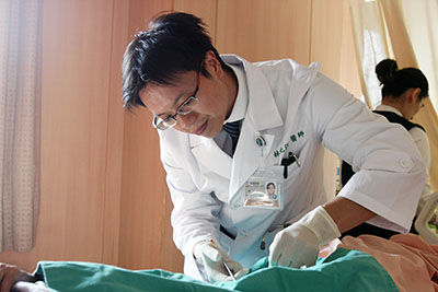 背痛拖成壞死筋膜炎 婦人不知大腸憩室感染險喪命