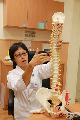 久坐辦公老爸腰椎壓力大一小時伸展十分鐘六招保健