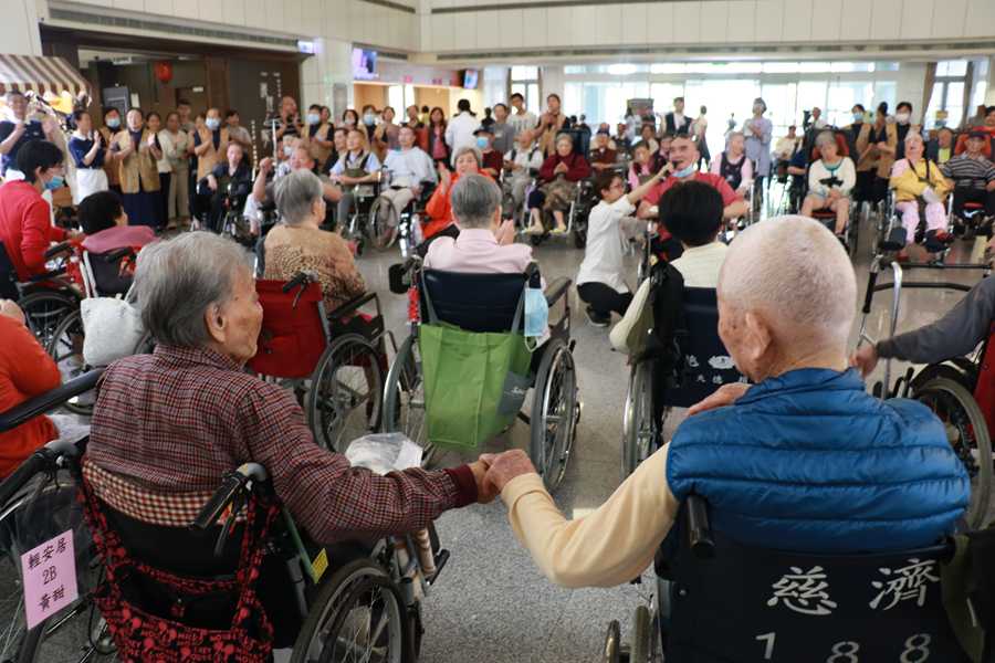 治療師為護理之家成立復健社團 失能住民相互打氣復健效果加倍