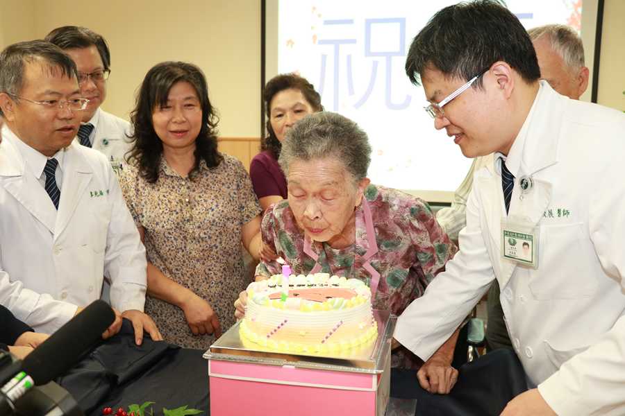 九旬婦人巨大肝腫瘤開刀成功 慈濟醫院慶生會相互感恩