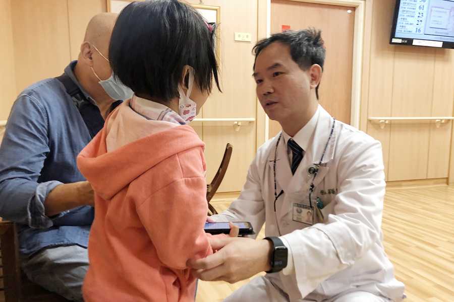 腦傷女童癱床 臺中慈院復健團隊讓他站起來