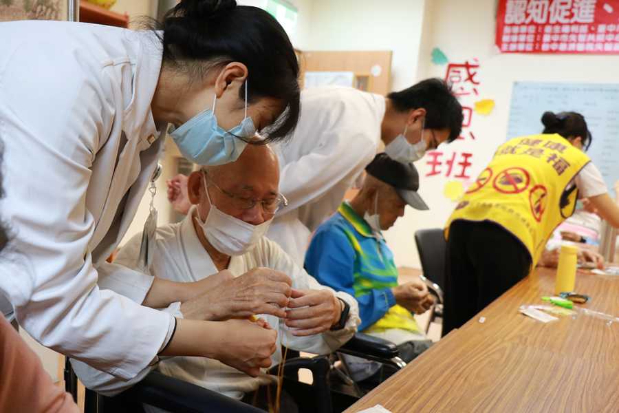 手做防疫香包 記憶保養班長輩醒腦練靈活