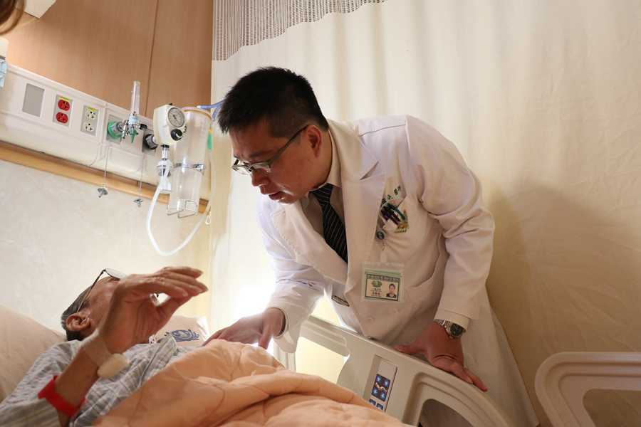 百歲人瑞罹無石性膽囊炎 腹腔鏡切膽恢復佳