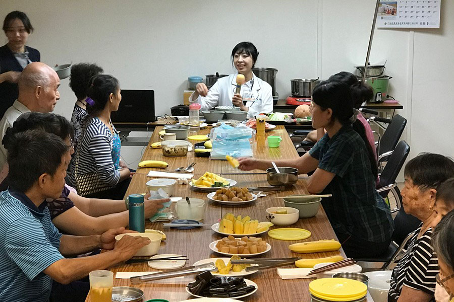 「誰來午餐」解惑 協助失智病人吃的照護
