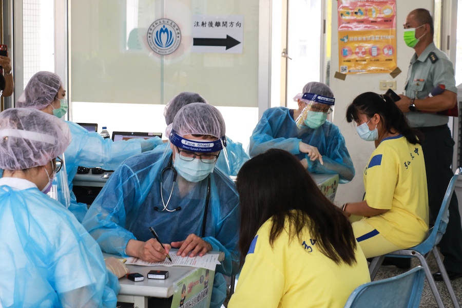 臺中慈濟BNT疫苗團隊 首發弘文中學圓滿接種