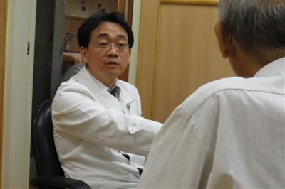 老翁腹脹如打雷大腸癌併阻塞 腸道支架代替人工肛門恢復快
