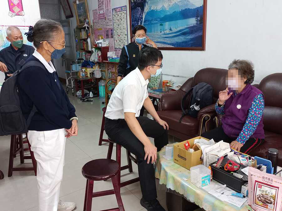 周仁傑走出醫院 三義往診八旬母與中風兒
